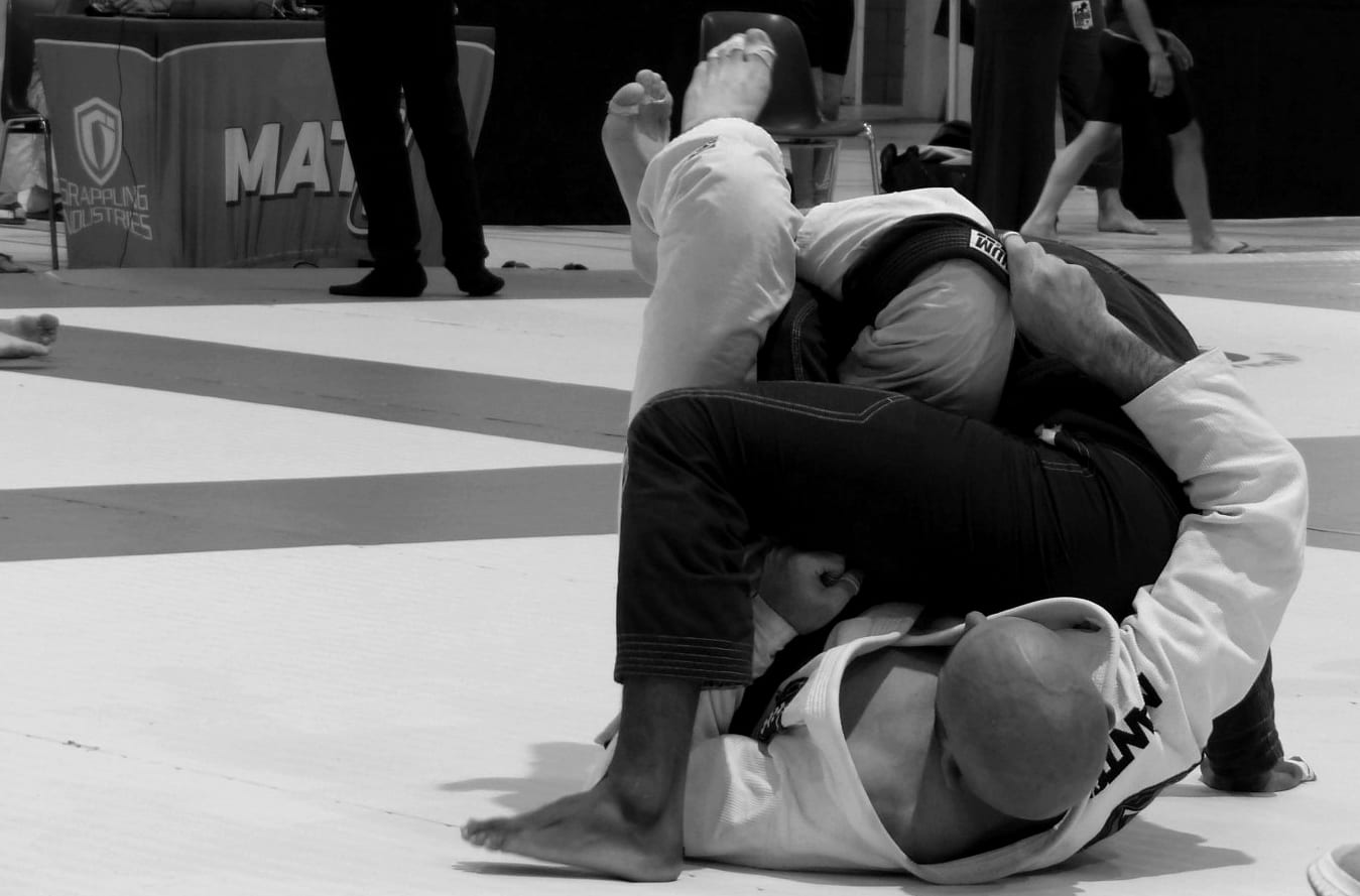 Combat de Jiu-Jitsu Brésilien en compétition, contrôle au sol en kimono