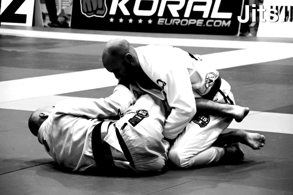 Combat de grappling au sol lors d’une compétition