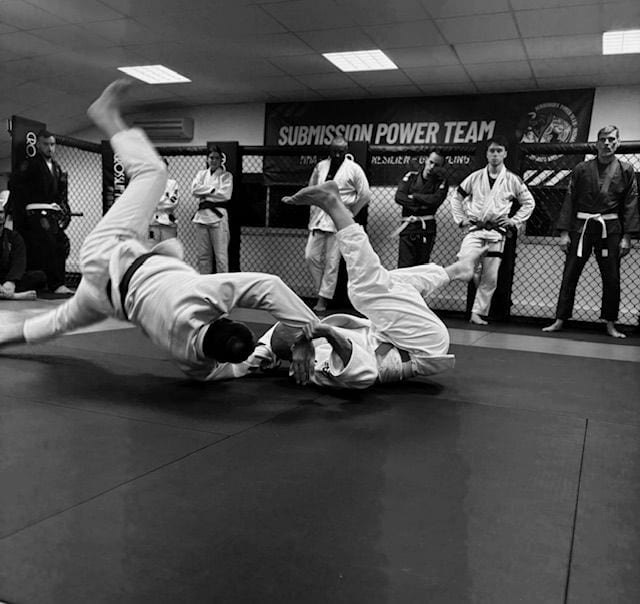 Projection en Jiu-Jitsu Brésilien pendant un cours au club