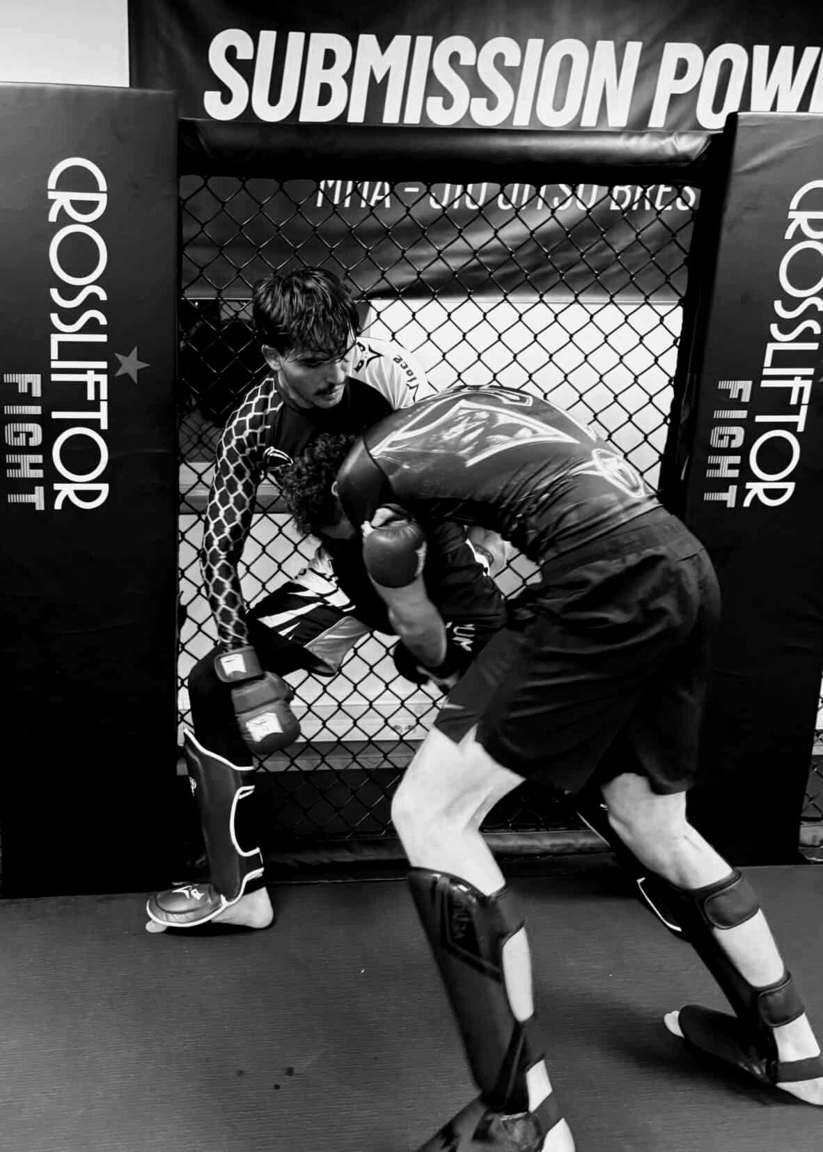 Combat de MMA en cage lors d’une compétition amateur